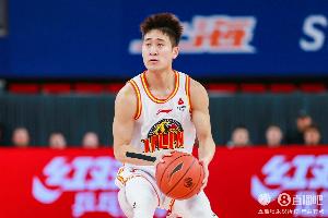 外线手感热得很！姜伟泽打满半场 三分8中6轰下20分3板5助