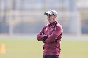 东体：久尔杰维奇相比伊万具备一定优势，至少他不会将队员弄混